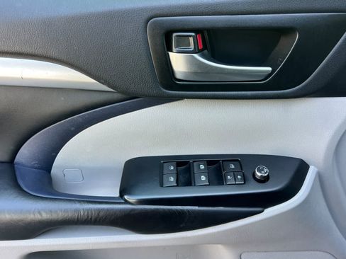 Used 2019 Toyota Highlander XLE FWD image 15