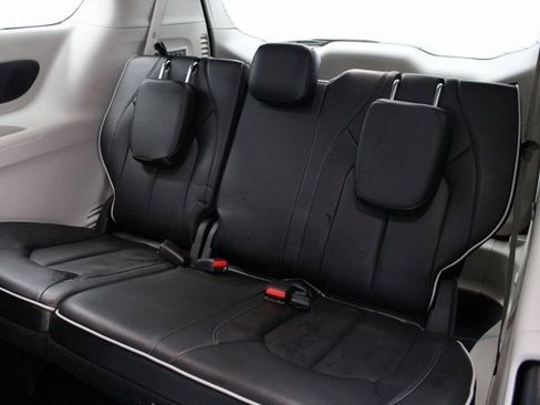 Used 2022 Chrysler Pacifica Limited image 21