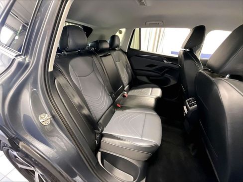 Used 2025 Volkswagen Tiguan SE AWD/4WD image 16