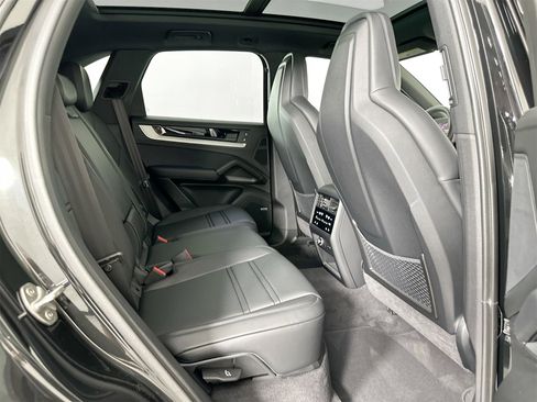 Certified 2025 Porsche Cayenne image 28