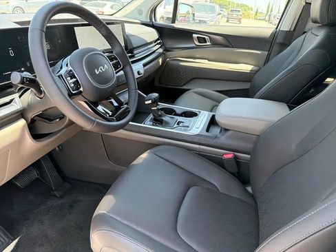 New 2026 Kia Carnival FWD image 16