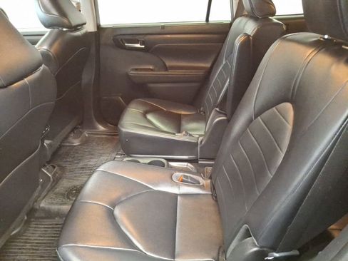 Used 2023 Toyota Highlander XLE AWD/4WD image 13