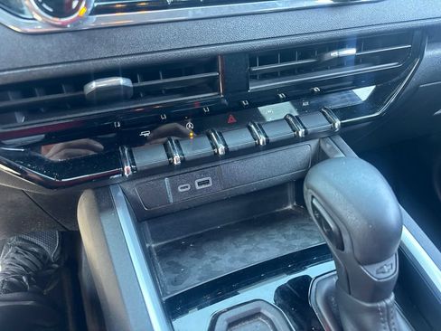 Used 2024 Chevrolet Colorado W/T w/ Technology Package RWD image 18