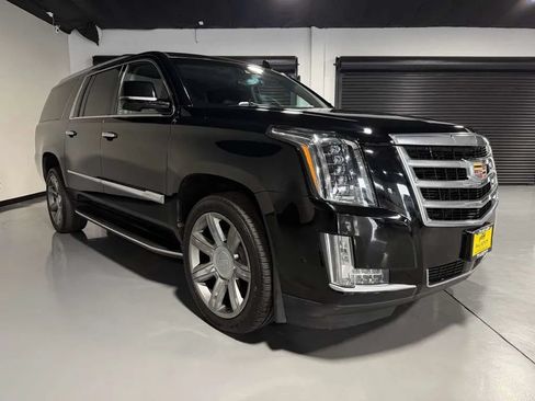 Used 2017 Cadillac Escalade ESV Premium Luxury RWD image 3