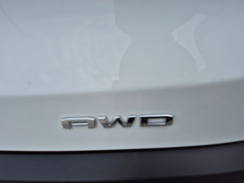 Used 2023 GMC Acadia SLE image 11