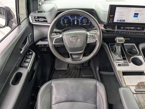 Used 2025 Toyota Sienna Platinum AWD/4WD image 16