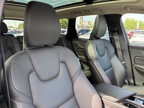 Used 2022 Volvo XC60 B5 Momentum w/ Advanced Package image 37