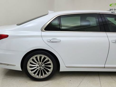 Used 2019 Genesis G90 3.3T Premium RWD image 12