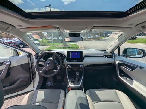 Used 2023 Toyota RAV4 XLE Premium image 12