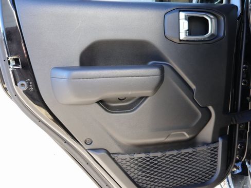 Used 2024 Jeep Gladiator Mojave w/ Technology Group image 16