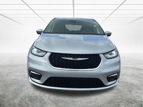 Certified 2023 Chrysler Pacifica Touring-L image 8