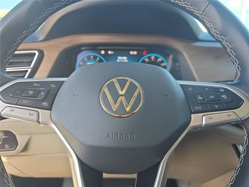 Used 2024 Volkswagen Atlas SE w/ Panoramic Sunroof Package FWD image 24