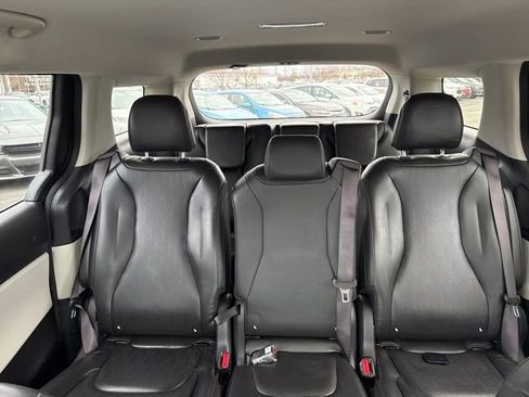 Used 2024 Kia Carnival LX image 30