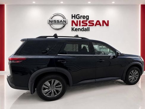 Used 2024 Nissan Pathfinder SV w/ SV Premium Package FWD image 3