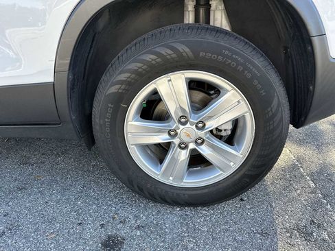 Certified 2022 Chevrolet Trax LS w/ Tint and Cruise Package image 12