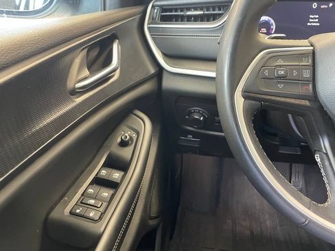 Used 2024 Jeep Grand Cherokee L Laredo RWD image 12
