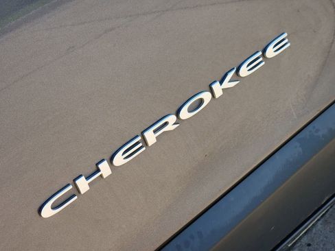 Used 2020 Jeep Cherokee Latitude Plus FWD image 11