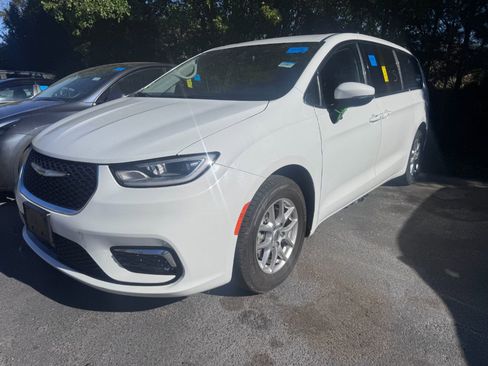 Used 2023 Chrysler Pacifica Touring-L image 1