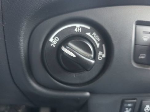 Used 2024 Nissan Frontier SV w/ SV Convenience Package AWD/4WD image 18