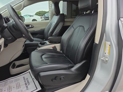 Used 2024 Chrysler Pacifica Touring-L FWD image 21