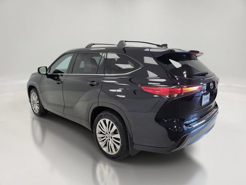 Used 2023 Toyota Highlander Platinum FWD image 6