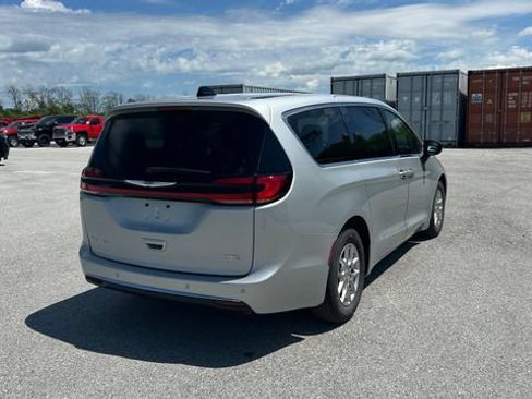 Used 2024 Chrysler Pacifica Touring-L FWD image 3