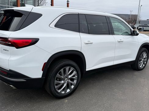 Used 2025 Buick Enclave Preferred image 3