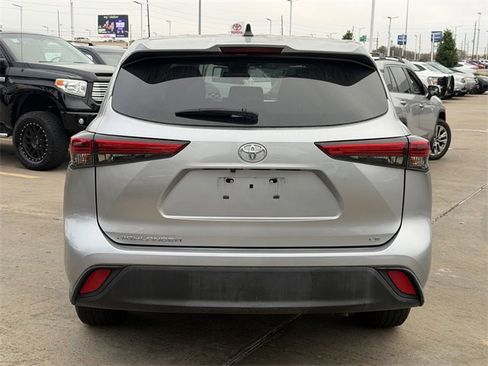 Used 2023 Toyota Highlander LE image 6