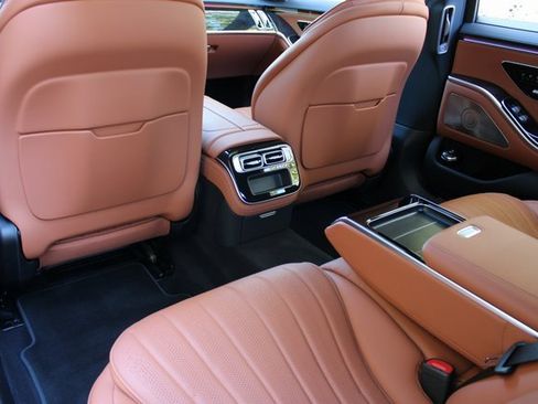 Used 2022 Mercedes-Benz S 500 4MATIC w/ 3D Technology Package image 10