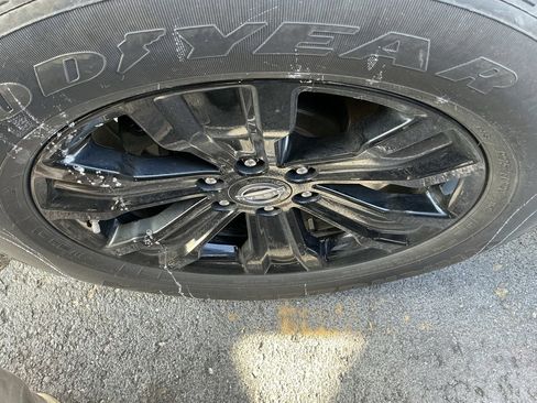 Used 2024 Nissan Titan SV w/ SV Convenience Package image 9