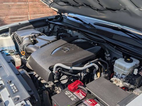 Used 2018 Toyota Tacoma TRD Off-Road w/ Technology Package AWD/4WD image 14