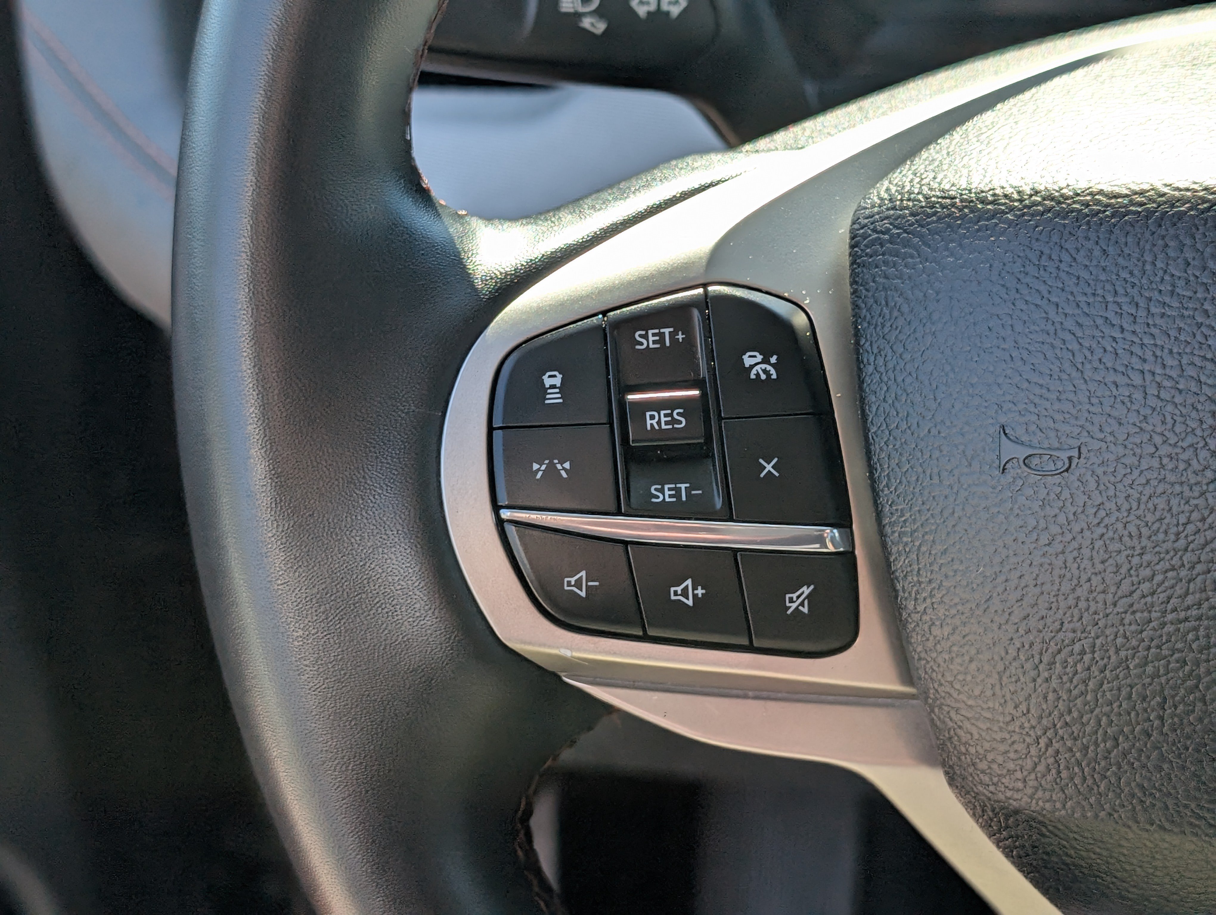 Used 2025 Ford Explorer Active AWD/4WD image 23