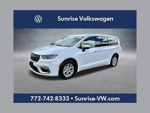 Used 2023 Chrysler Pacifica Touring-L FWD image 1
