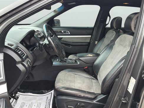 Used 2017 Ford Explorer XLT w/ Equipment Group 202A AWD/4WD image 11