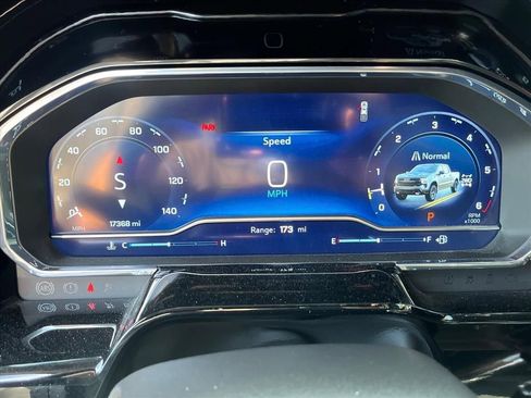 Used 2025 Chevrolet Silverado 1500 LT Trail Boss w/ Convenience Package II image 9