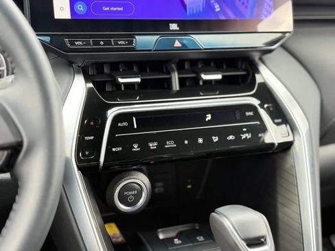 Used 2024 Toyota Venza XLE image 27