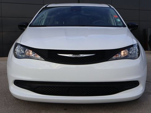 Used 2024 Chrysler Voyager LX image 7