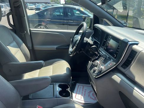 Used 2018 Toyota Sienna LE w/ Carpet Mat Package image 17