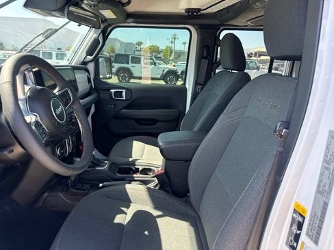 Used 2024 Jeep Wrangler Unlimited Sahara AWD/4WD image 9