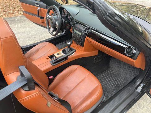 Used 2006 MAZDA MX-5 Miata Grand Touring w/ Premium Pkg image 29