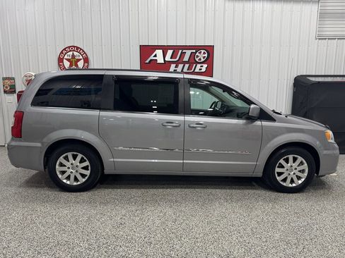 Used 2014 Chrysler Town & Country Touring image 3
