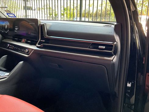 Used 2025 Kia Sportage SX image 18