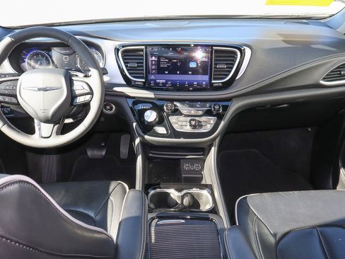 Used 2025 Chrysler Pacifica Limited image 11