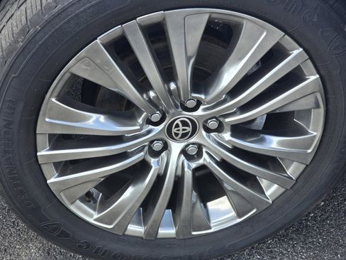 Certified 2024 Toyota Venza XLE AWD/4WD image 10