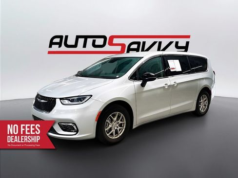 Used 2024 Chrysler Pacifica Touring-L FWD image 3