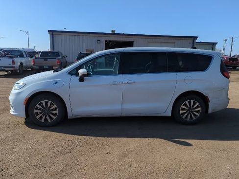 Used 2023 Chrysler Pacifica Touring-L image 11