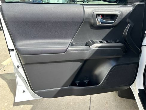 Certified 2022 Toyota Tacoma TRD Off-Road AWD/4WD image 11