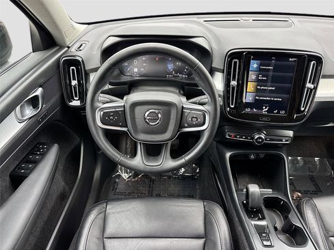 Used 2022 Volvo XC40 T5 Momentum image 23