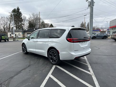 New 2026 Chrysler Pacifica Select AWD/4WD image 5