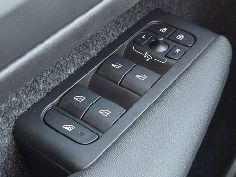 Used 2024 Volvo XC40 B5 Core image 35